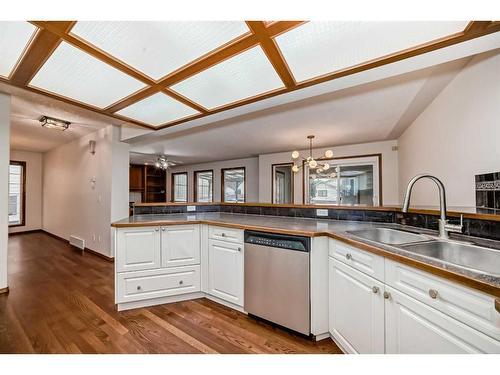 24 Del Ray Close Ne, Calgary, AB - Indoor Photo Showing Kitchen