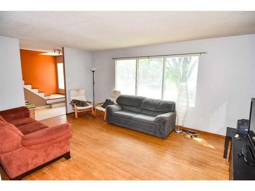 3932 Varsity Drive Nw, Calgary, AB - Indoor Photo Showing Living Room