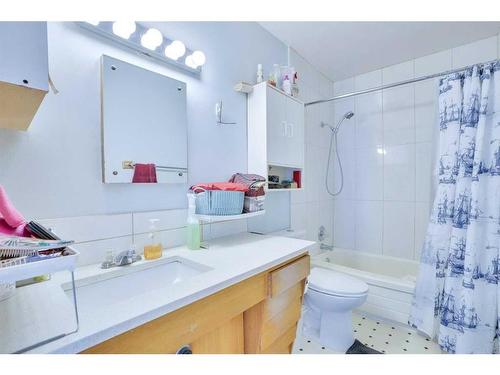 416/416A/416B/414 54 Avenue Sw, Calgary, AB - Indoor Photo Showing Bathroom