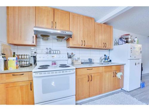 416/416A/416B/414 54 Avenue Sw, Calgary, AB - Indoor Photo Showing Kitchen