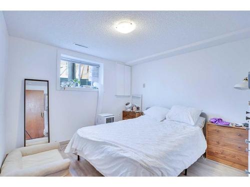 416/416A/416B/414 54 Avenue Sw, Calgary, AB - Indoor Photo Showing Bedroom