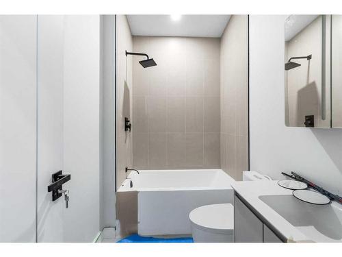 390 Hendon Drive Nw, Calgary, AB - Indoor Photo Showing Bathroom