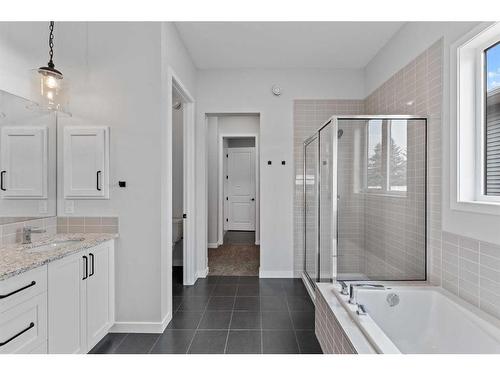 820 Mandalay Link, Carstairs, AB - Indoor Photo Showing Bathroom