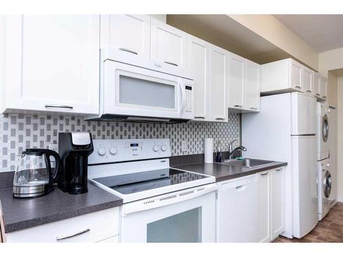 402-3830 Brentwood Road Nw, Calgary, AB - Indoor Photo Showing Kitchen