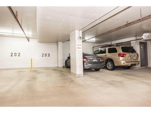 402-3830 Brentwood Road Nw, Calgary, AB - Indoor Photo Showing Garage