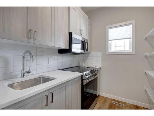 2773 Baywater Landing Sw, Airdrie, AB - Indoor Photo Showing Kitchen