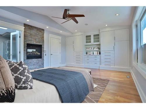 2123 Broadview Road Nw, Calgary, AB - Indoor Photo Showing Bedroom