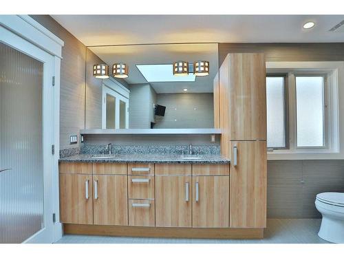 2123 Broadview Road Nw, Calgary, AB - Indoor Photo Showing Bathroom