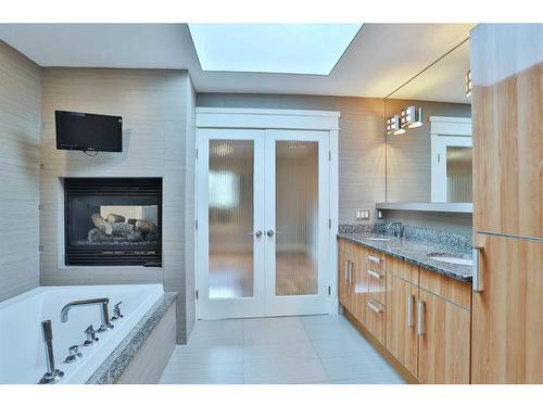 2123 Broadview Road Nw, Calgary, AB - Indoor Photo Showing Bathroom