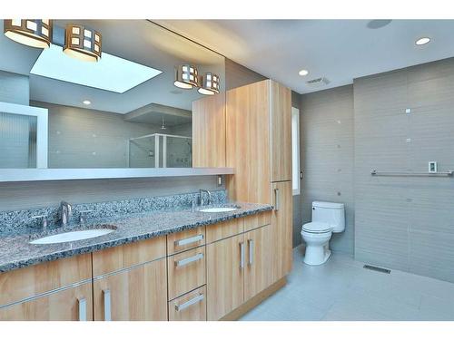 2123 Broadview Road Nw, Calgary, AB - Indoor Photo Showing Bathroom