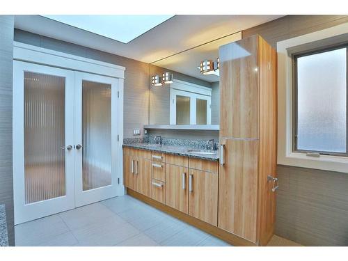 2123 Broadview Road Nw, Calgary, AB - Indoor Photo Showing Bathroom