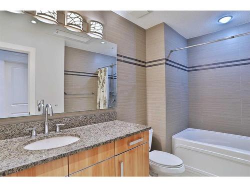 2123 Broadview Road Nw, Calgary, AB - Indoor Photo Showing Bathroom