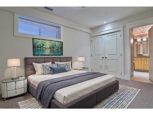 2123 Broadview Road Nw, Calgary, AB - Indoor Photo Showing Bedroom