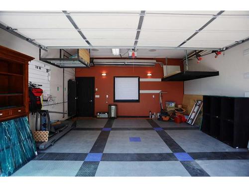 2123 Broadview Road Nw, Calgary, AB - Indoor Photo Showing Garage