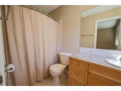 49 Dover Mews Se, Calgary, AB - Indoor Photo Showing Bathroom