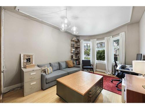 445 Marsh Road Ne, Calgary, AB - Indoor Photo Showing Living Room