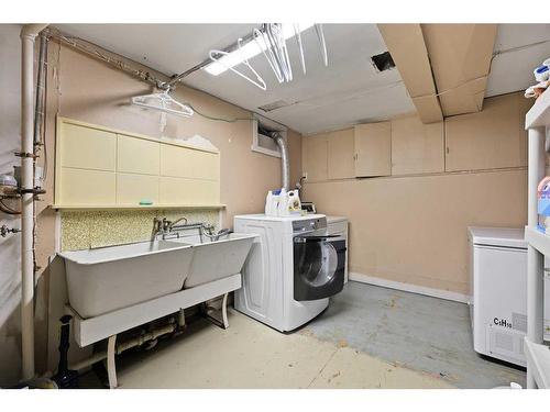 445 Marsh Road Ne, Calgary, AB - Indoor Photo Showing Bathroom