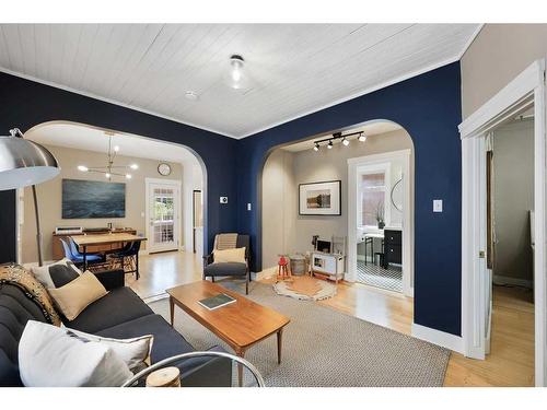 445 Marsh Road Ne, Calgary, AB - Indoor Photo Showing Living Room