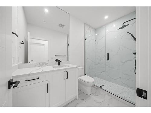 2025 26 Street Sw, Calgary, AB - Indoor Photo Showing Bathroom