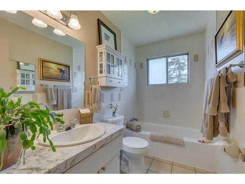 6140 Dalmarnock Crescent Nw, Calgary, AB - Indoor Photo Showing Bathroom