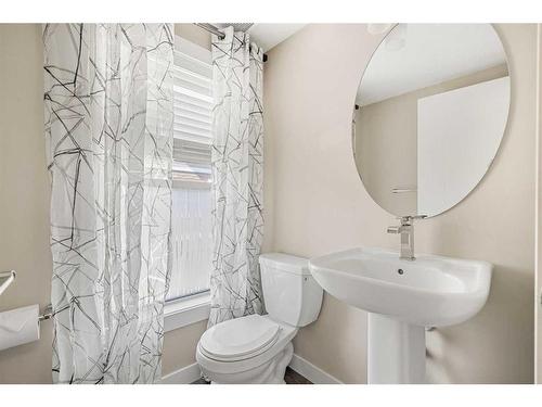 623 Cranbrook Walk Se, Calgary, AB - Indoor Photo Showing Bathroom