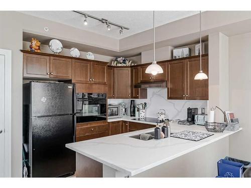 416-3111 34 Avenue Nw, Calgary, AB - Indoor Photo Showing Kitchen