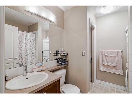 416-3111 34 Avenue Nw, Calgary, AB - Indoor Photo Showing Bathroom