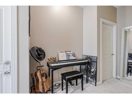 416-3111 34 Avenue Nw, Calgary, AB - Indoor Photo Showing Other Room