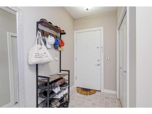 416-3111 34 Avenue Nw, Calgary, AB - Indoor Photo Showing Other Room