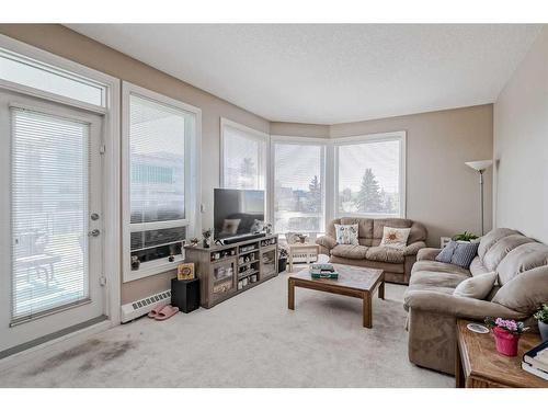 416-3111 34 Avenue Nw, Calgary, AB - Indoor Photo Showing Living Room