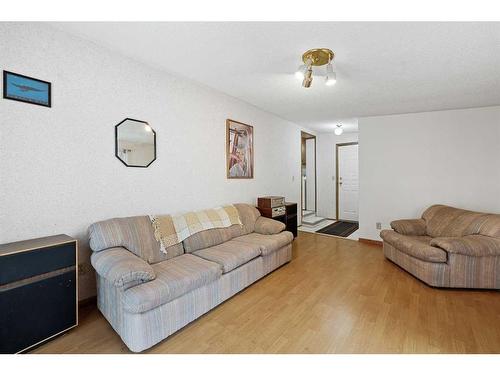 33 Erin Woods Circle Se, Calgary, AB - Indoor Photo Showing Living Room