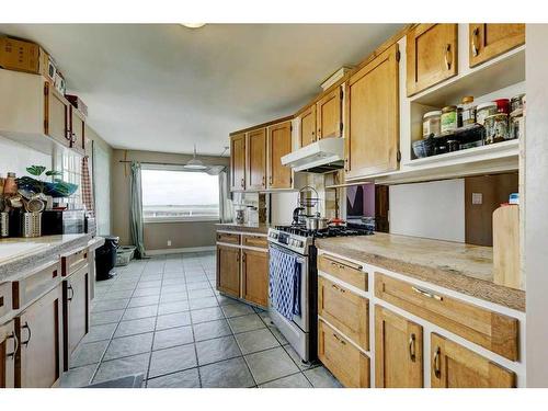 233002 Range Road 283, Rural Rocky View County, AB - Indoor Photo Showing Kitchen