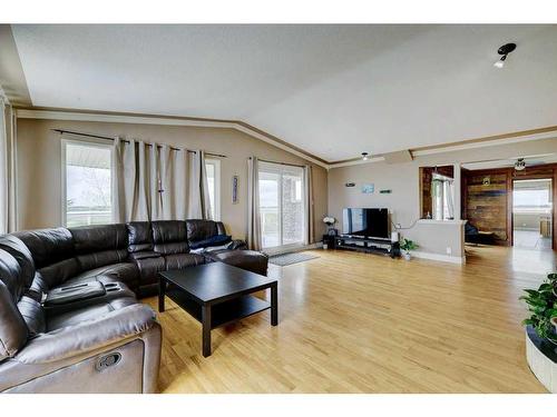 233002 Range Road 283, Rural Rocky View County, AB - Indoor Photo Showing Living Room