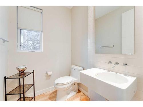 721 Aspen Meadows Hill Sw, Calgary, AB - Indoor Photo Showing Bathroom