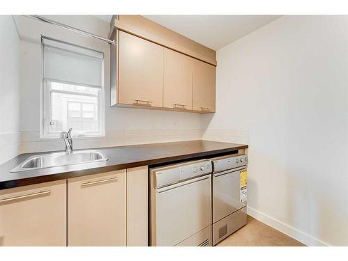 721 Aspen Meadows Hill Sw, Calgary, AB - Indoor Photo Showing Kitchen