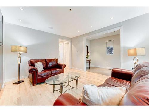 721 Aspen Meadows Hill Sw, Calgary, AB - Indoor Photo Showing Living Room