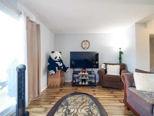 18-195 Manora Place Ne, Calgary, AB - Indoor Photo Showing Living Room