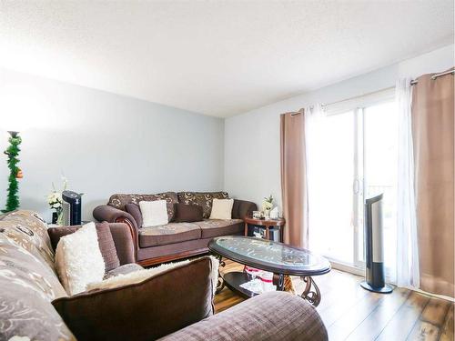 18-195 Manora Place Ne, Calgary, AB - Indoor Photo Showing Living Room