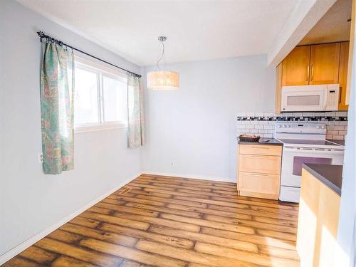 18-195 Manora Place Ne, Calgary, AB - Indoor Photo Showing Kitchen