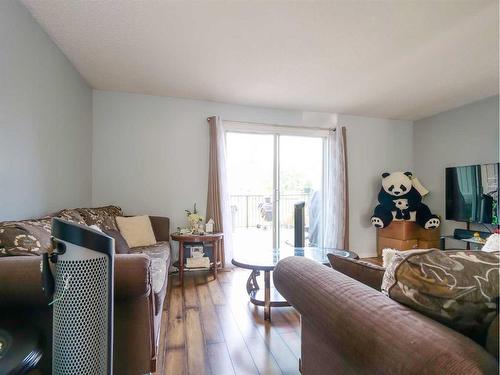 18-195 Manora Place Ne, Calgary, AB - Indoor Photo Showing Living Room