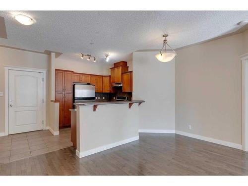 335-10 Discovery Ridge Close Sw, Calgary, AB - Indoor Photo Showing Kitchen