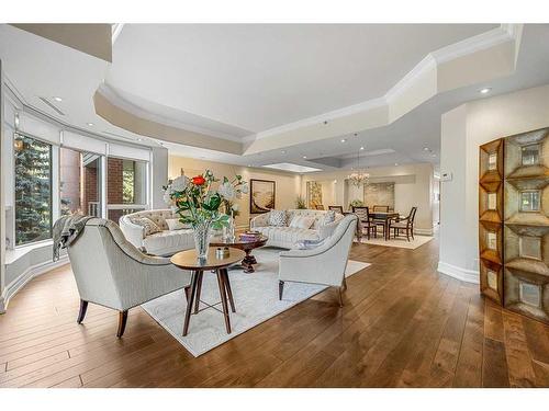 305-600 Princeton Way Sw, Calgary, AB - Indoor Photo Showing Living Room