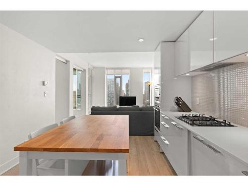 2207-901 10 Avenue Sw, Calgary, AB - Indoor Photo Showing Kitchen With Upgraded Kitchen