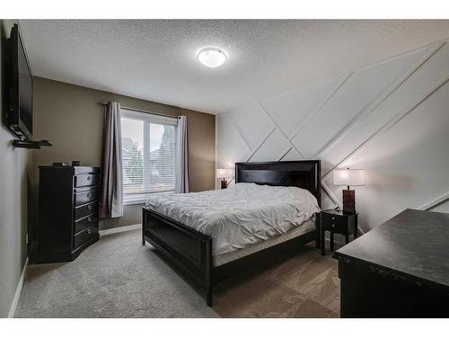 650 West Highland Crescent, Carstairs, AB - Indoor Photo Showing Bedroom