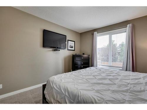 650 West Highland Crescent, Carstairs, AB - Indoor Photo Showing Bedroom