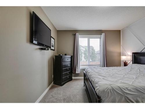 650 West Highland Crescent, Carstairs, AB - Indoor Photo Showing Bedroom