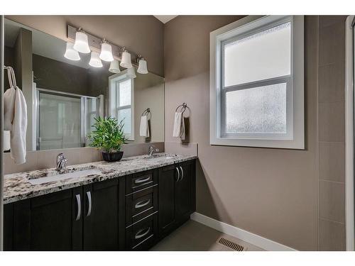 650 West Highland Crescent, Carstairs, AB - Indoor Photo Showing Bathroom