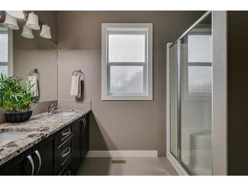 650 West Highland Crescent, Carstairs, AB - Indoor Photo Showing Bathroom