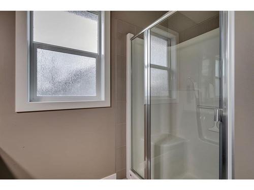 650 West Highland Crescent, Carstairs, AB - Indoor Photo Showing Bathroom