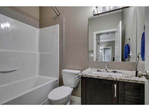 650 West Highland Crescent, Carstairs, AB - Indoor Photo Showing Bathroom